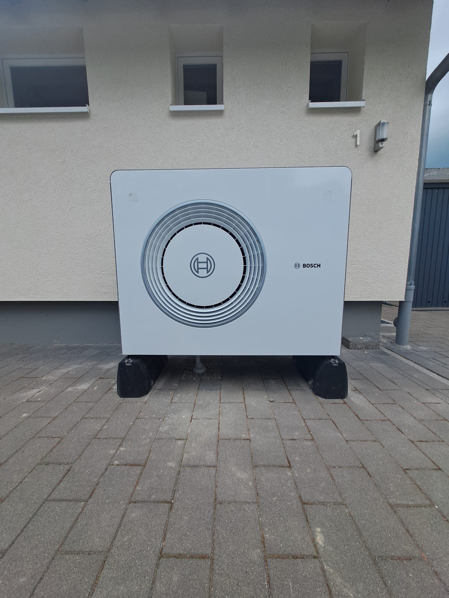 Bosch Wärmepumpe fertig montiert auf Pflaster